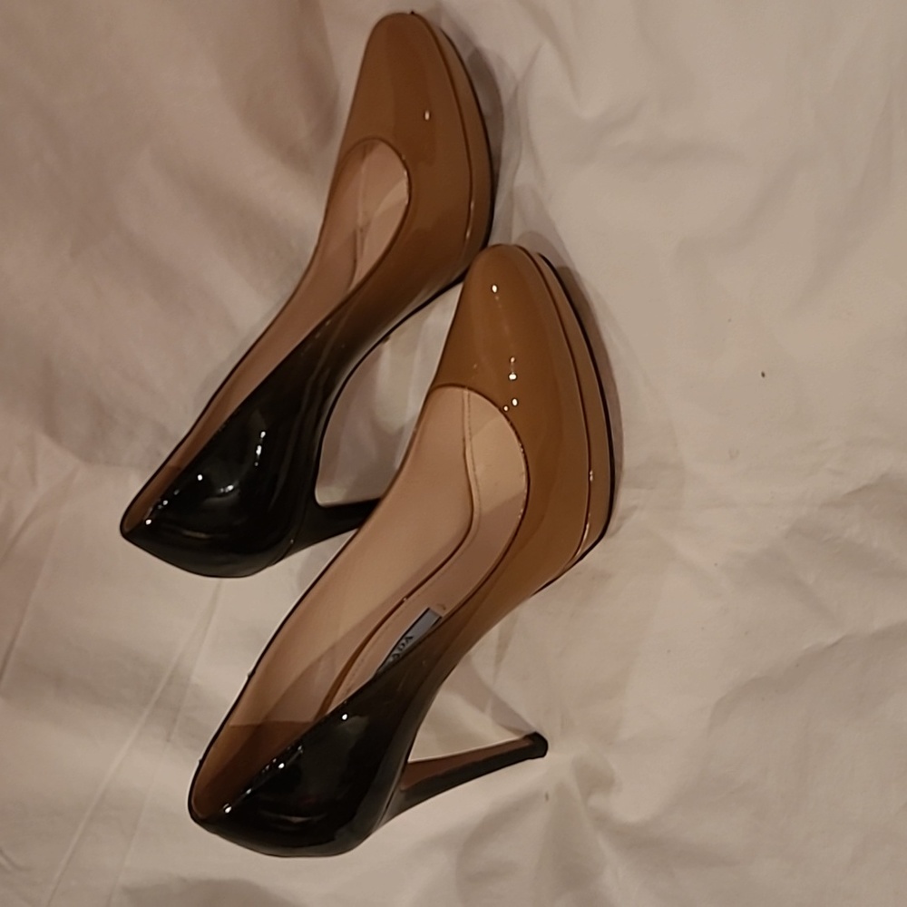Prada ombre tan / black patent pumps heels